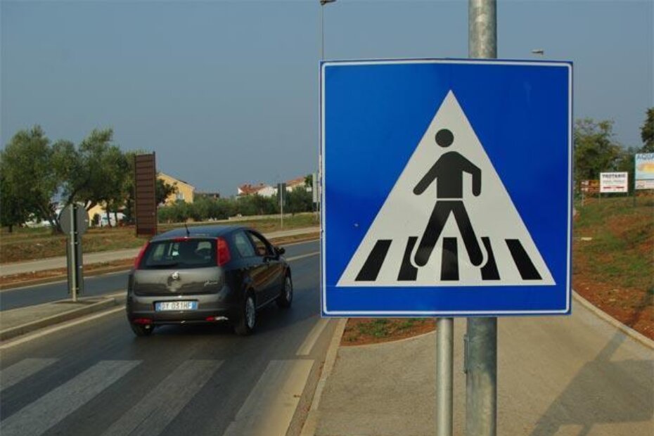 Prometni znak je toliko blizu ruba prometnice da ga je lako udariti retrovizorom ili zaštitnom kacigom