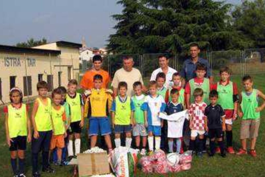 Mali tarski nogometaši s vodstvom kluba i donatorom Josipom Krznarićem (drugi zdesna)