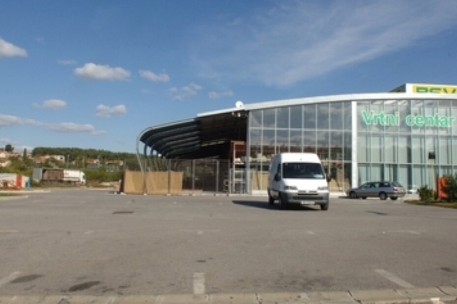 Vanjski vrtni centar više ne postoji, a na mjestu nekad naslaganog građevinskog materijala puca pogled na Veli Vrh (D. Me.)