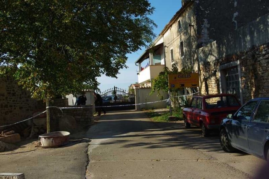 Policajci na mjestu ubojstva čekaju očevidnu ekipu MUP-a i istražnog suca