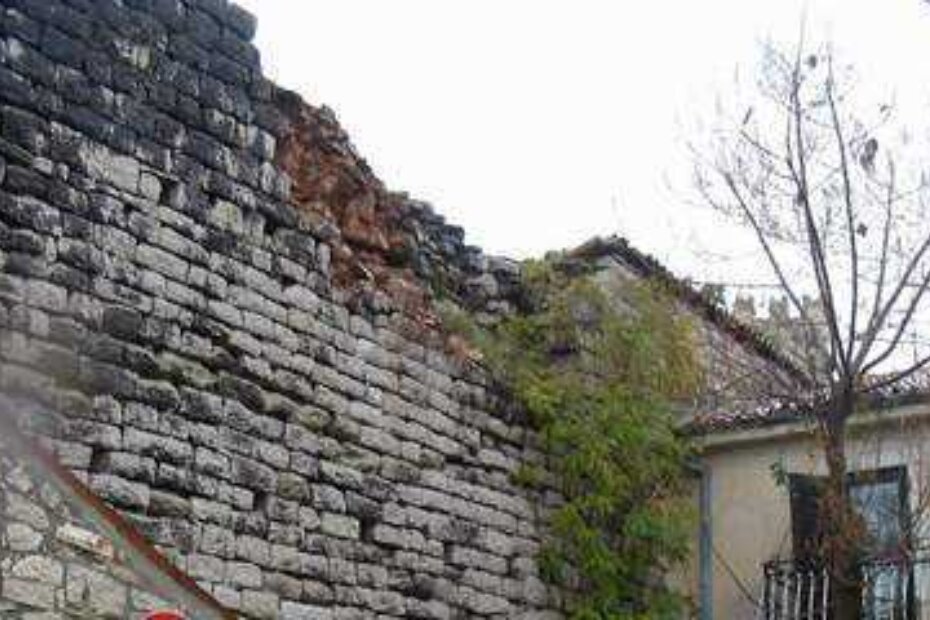 Urušili se stari bedemi