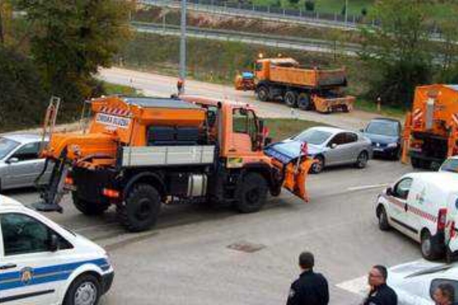 Spremno 33 posipača i ralica