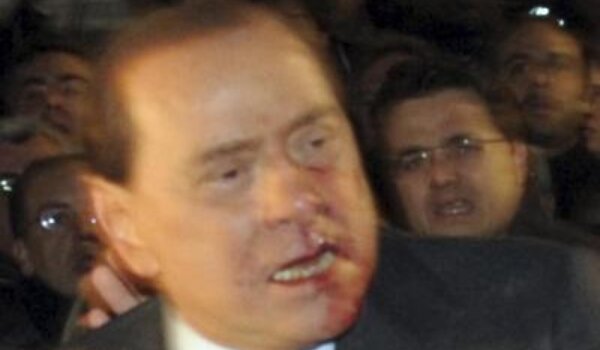 VIDEO: Napadnut Silvio Berlusconi