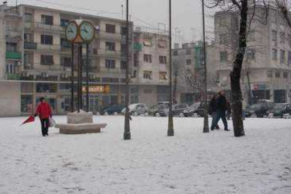 Pazinski Trg slobode prekriven s nekoliko centimetara snijega
