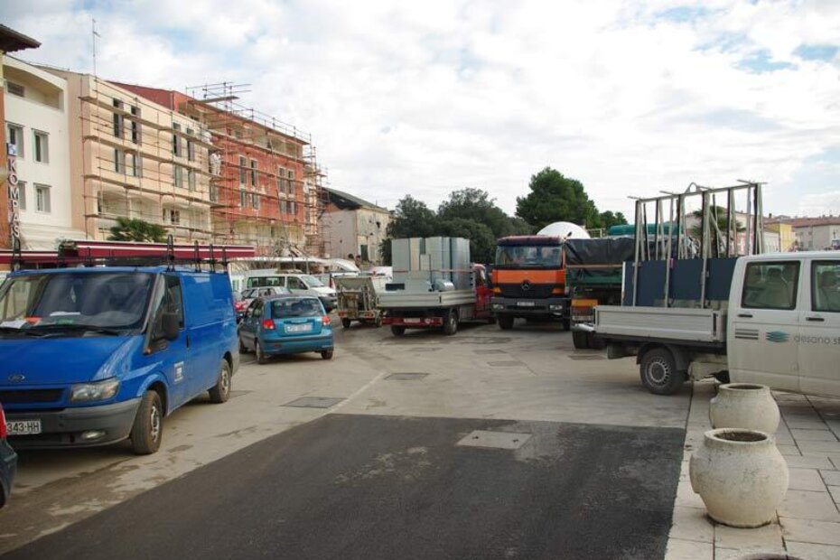 Prometni čep zbog parkiranih vozila kod carinskog gata