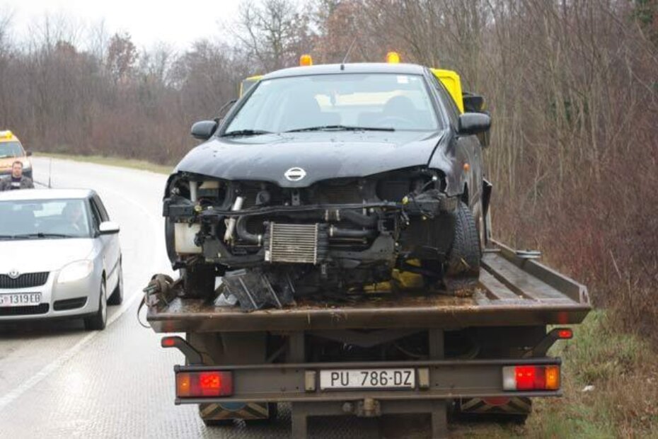 Vozačica je na skliskom kolniku izgubila nadzor nad vozilom i sletjela van ceste
