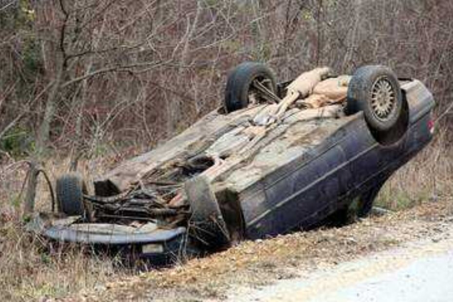 Razbijeni BMW kraj ceste