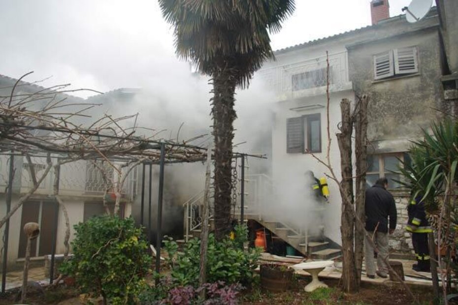 Gusti dim izbijao je iz podruma obiteljske kuće u Istarskoj ulici