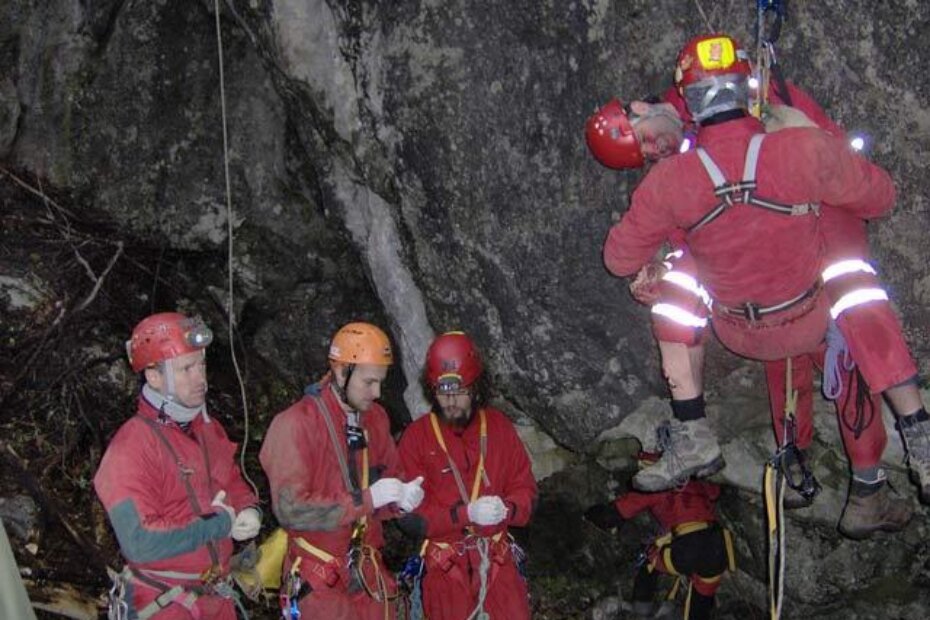 Sa seminara o sigurnosti na speleološkim akcijama koji je organizirao Hrvatski speleološki savez u veljači 2009 g. na Baškim Oštarijama