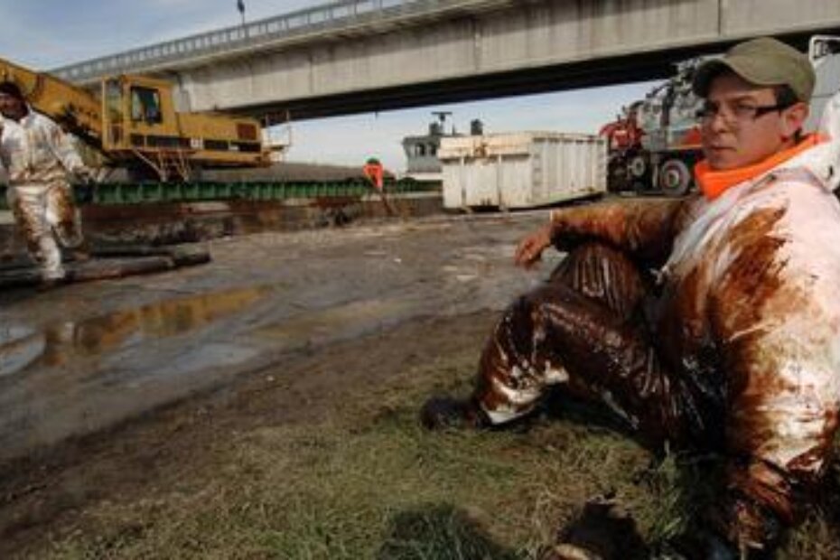 Jake riječne struje odnijele su dio mrlje prije postavljanja barijera