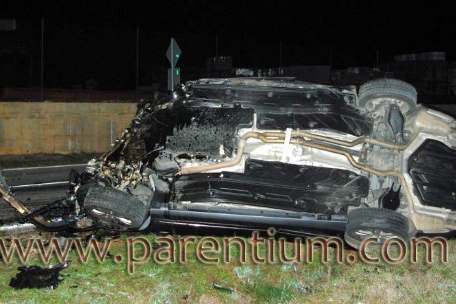 Nakon snažnog udara u zid, Mercedes je otklizao tridesetak metara u smjeru Višnjana i zaustavio se na boku