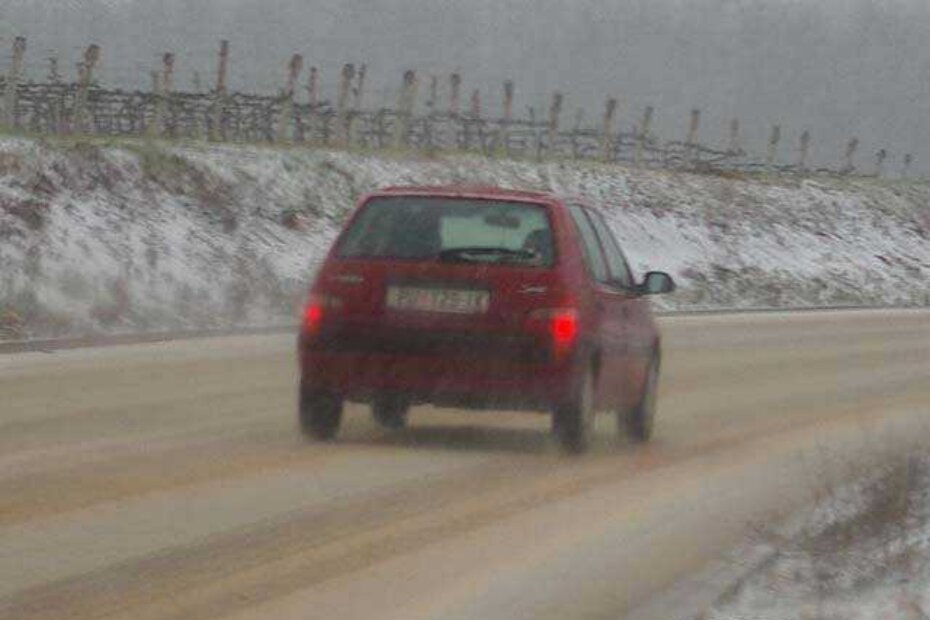 Zimski uvjeti: snijeg i blato na cesti Kaštelir-Vižinada