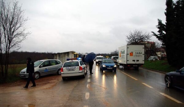 Podletio pod kamion u pokušaju da izbjegne sudar sa osobnim automobilom