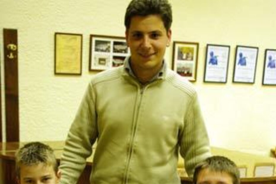 Profesor Paolo Peruško sa učenicima Denisom Šahićem (lijevo) i Mateom Antolovićem (desno)