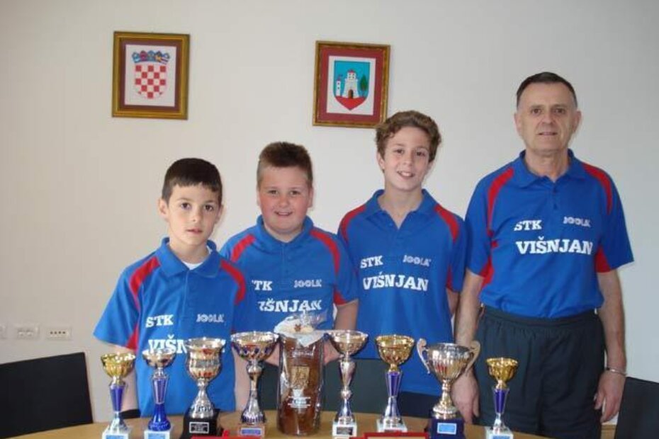 Trojica perspektivnih Višnjanaca sa trenerom