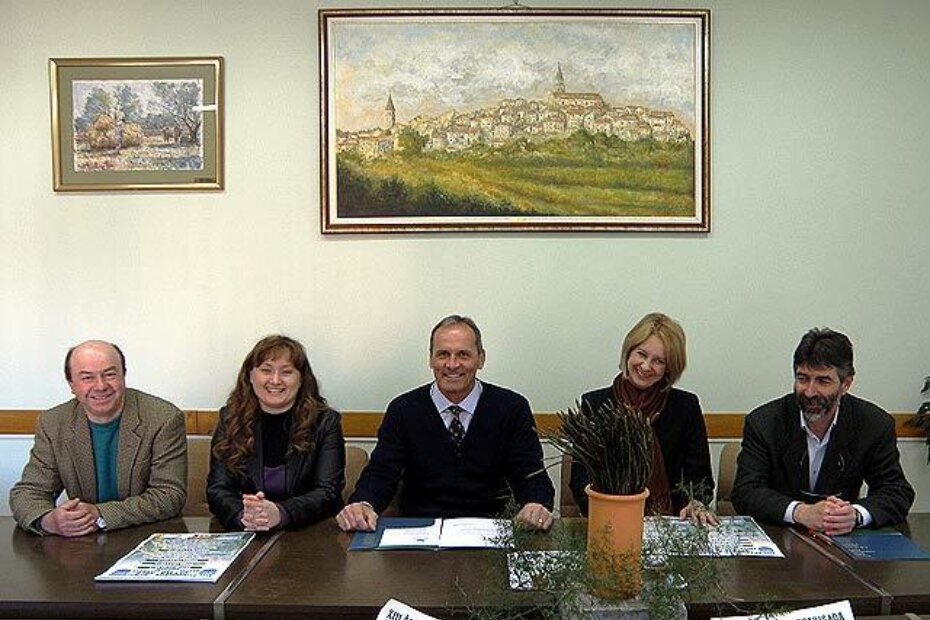 Bruno Vežnaver, Lorella Jakac Blažević, Edi Andreašić, Lorena Počeko Pištan i Andrea Bassanese na tiskovnoj konferenciji u Bujama