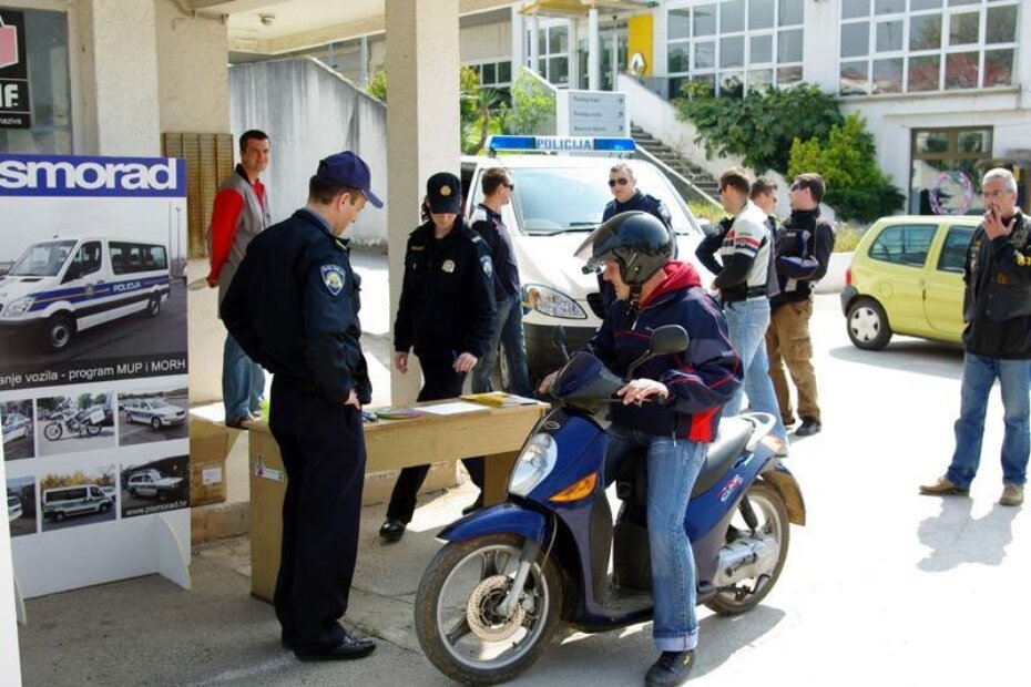 Upoznavanje sa temom i ciljem akcije za one koji su došli na tehnički pregled mopeda i motocikala