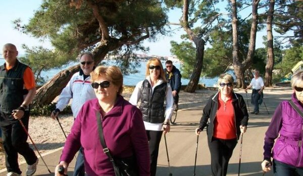 Nordijsko hodanje u Poreču s  grupom rekreativaca  u projektu "Kardiovaskularna prevencija"