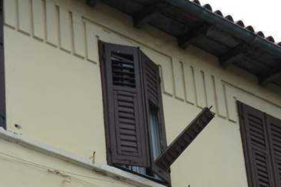 Prolaznici se već danima nadaju da škure neće pasti