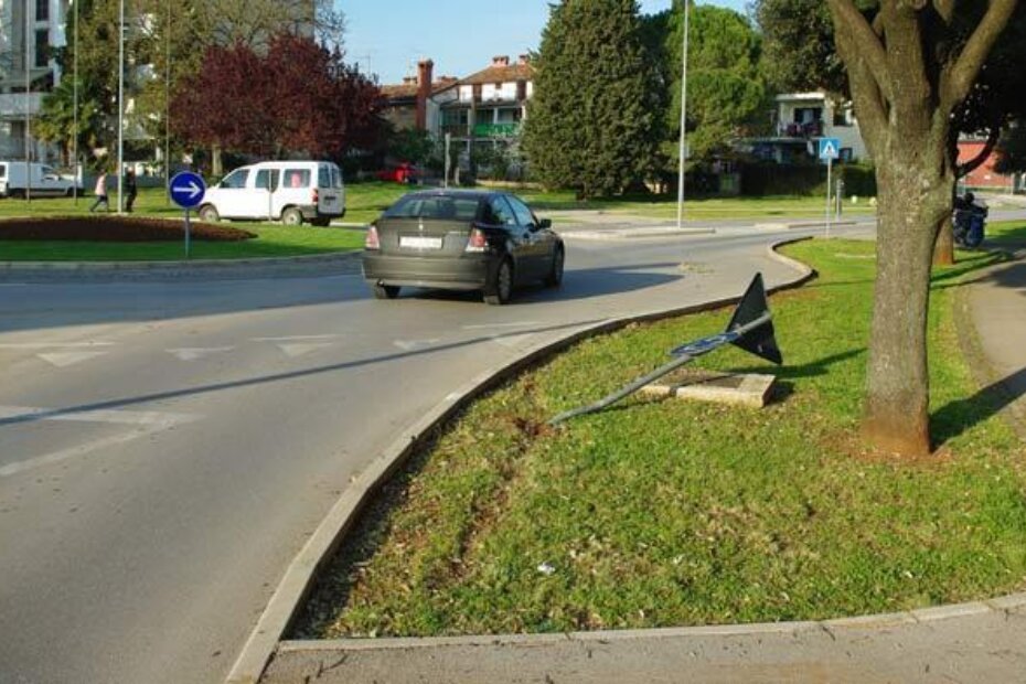 U Vlašićevoj je neki biser pokušao put malo "skratiti" preko pločnika i zelene površine, pa je naletio na prometni znak i otkinuo ga