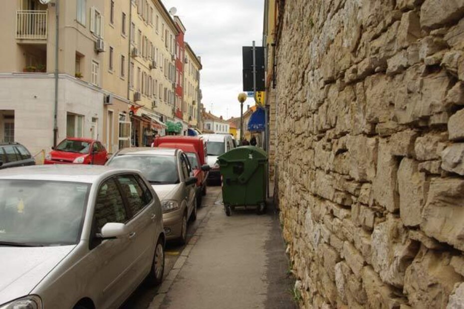 Kontejner za smeće u potpunosti onemogućava prolaz pločnikom. Zar za njega doista nema prikladnijeg mjesta?