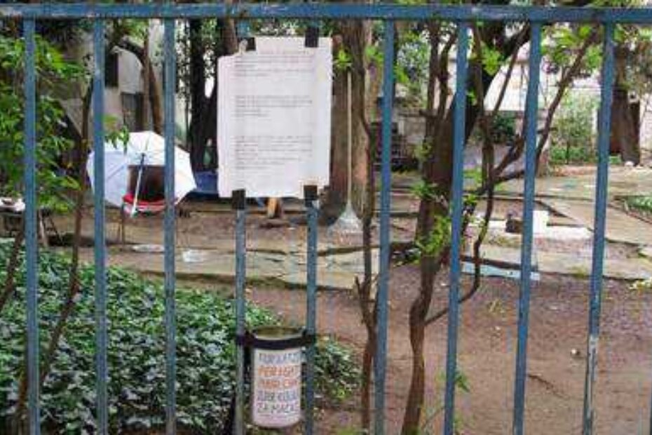 Na ogradi škrabica i obavijest sa zahvalom za pomoć macama, na nekoliko jezika