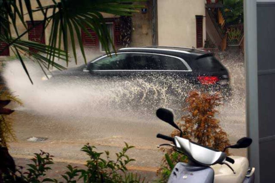 Čak i pri vrlo maloj brzini, automobili su Vlašićevom razbacivali vodu kao gliseri