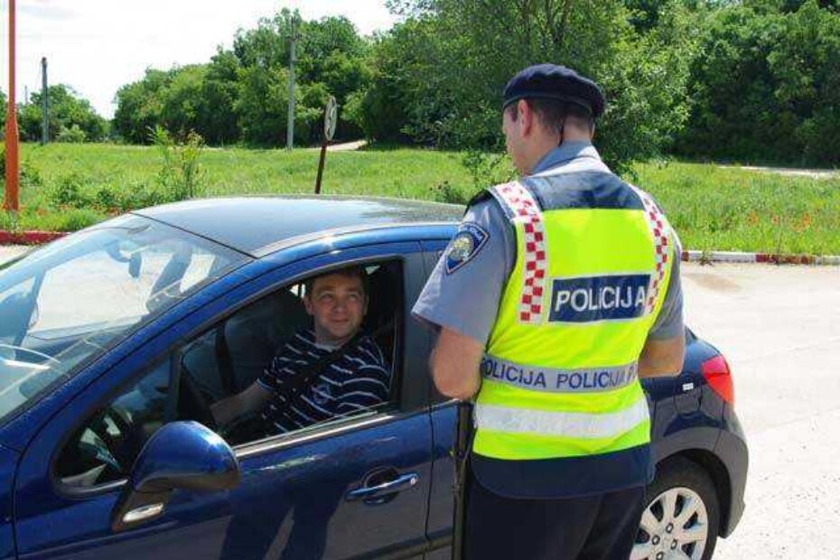 Propisno vezani vozači dobivali su na poklon prigodnu majicu