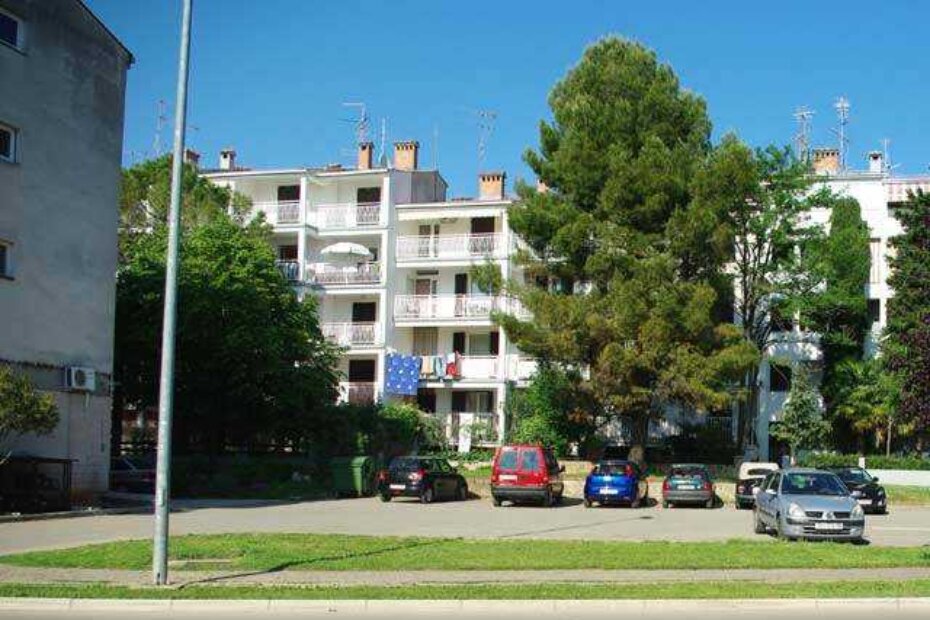 Parkiralište u ulici Gašpara Kalčića omiljeno je okupljalište pijanaca