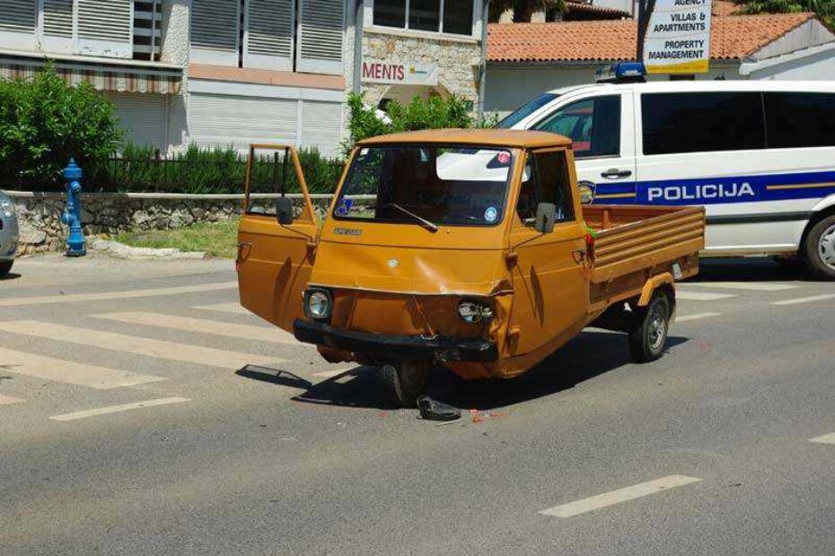 Trokolica nije teže oštećena, što upućuje na to da je brzina vozila bila relativno mala
