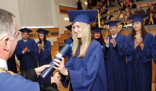 Državna služba ne treba pripravnike - tko šljivi mlade s diplomom