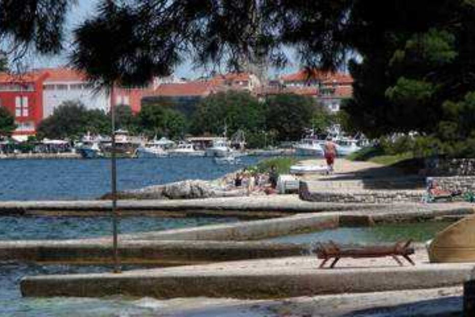 Na gradskom kupalištu nekolicina je uživala u suncu, ali nitko u moru