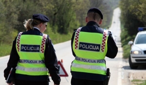 Motociklom udario u reklamni natpis