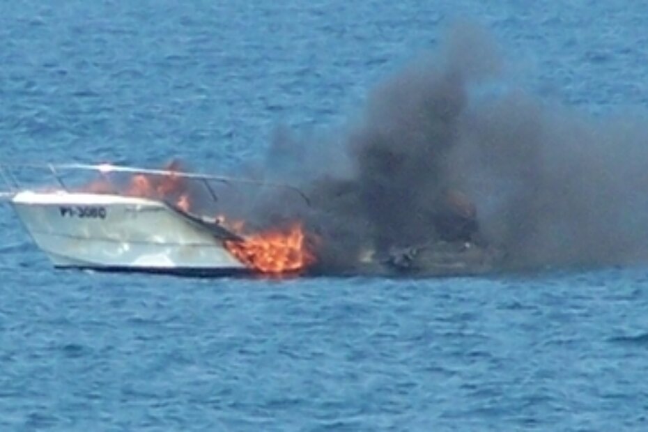 Vatra na gliseru u uvali Ravna dolina u Savudriji