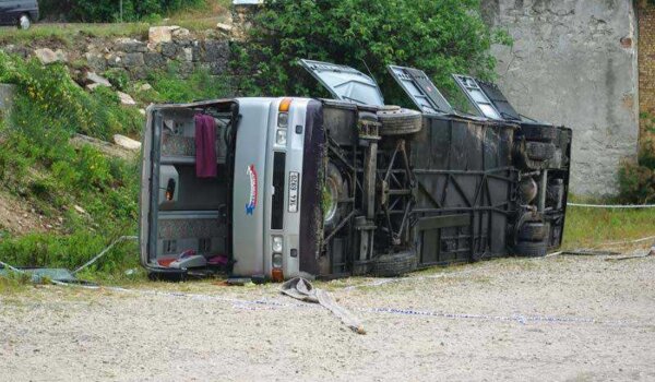 Autobus sa 31 putnikom sletio s ceste kod Antenala i prevrnuo se na bok