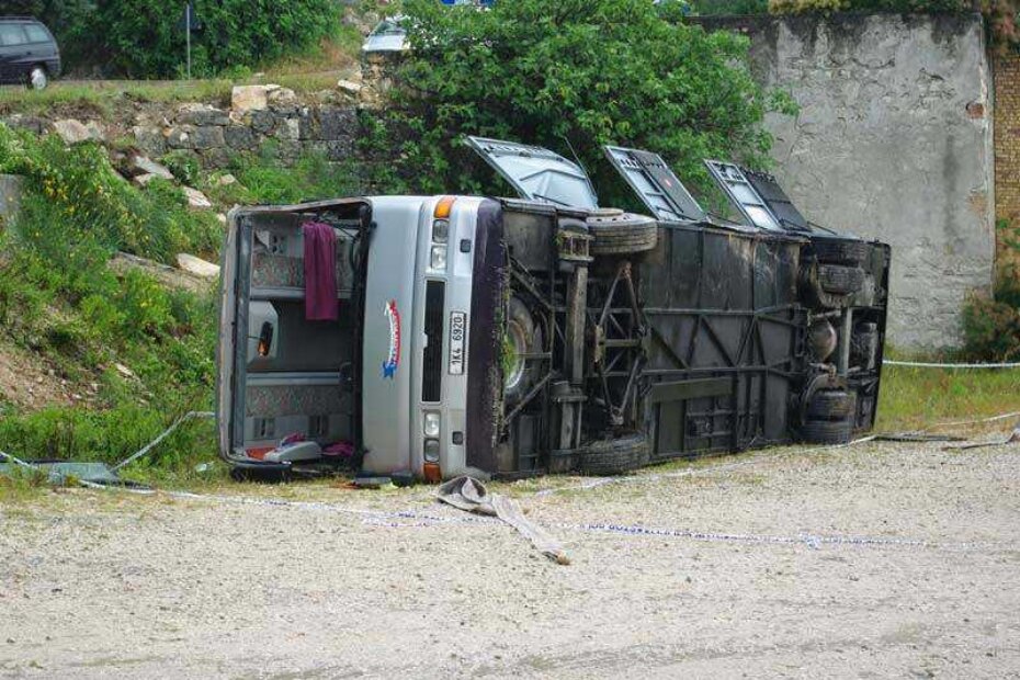 Prevrnuti autobus nakon slijetanja sa ceste kod kamenoloma Antenal