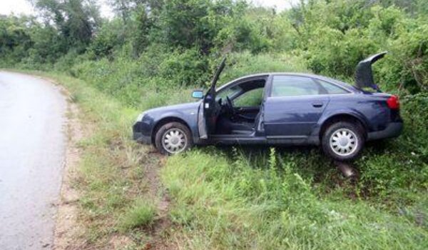 Audijem sletio s ceste između Vrsara i Flengi