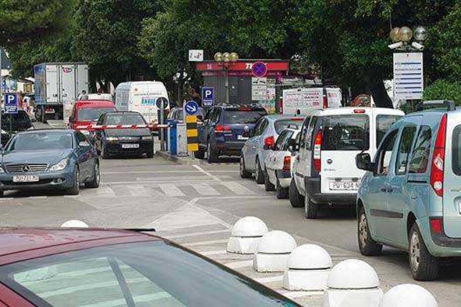 Zbunjeni turist pokušava proći kroz spuštenu rampu. Iza njega kolona, pa prolaza nema ni naprijed ni natrag