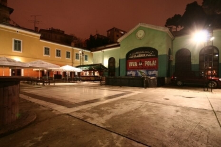 Terasa kluba Uljanik na koju su nepoznate osobe htjela baciti molotovljeve koktele