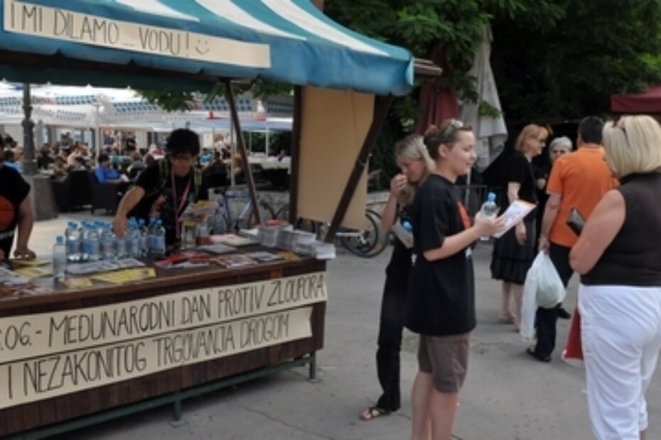 Info-štand kraj tržnice (N. LAZAREVIĆ)