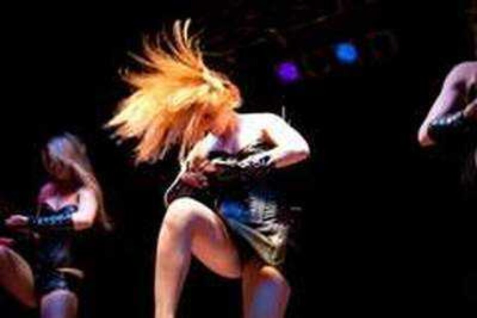 Erotski plesni show skupine Don't touch this na Montrakeru