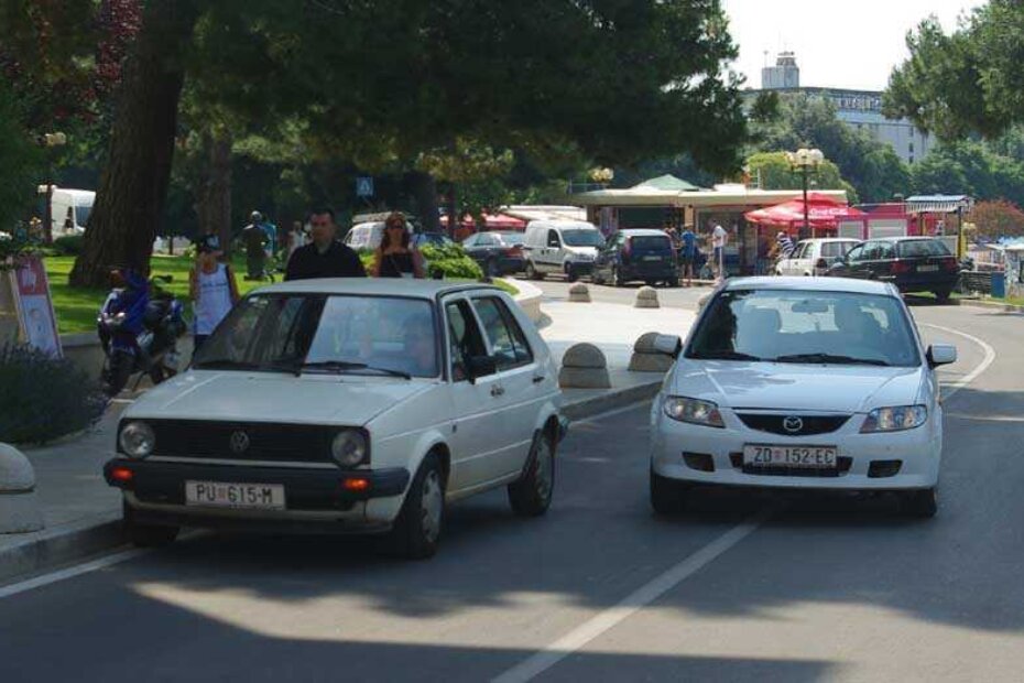 Teta u golfu parkirala na prometnici ispred gradske vijećnice usred jutarnje gužve. Vozači su je obilazili bez pretjeranog negodovanja