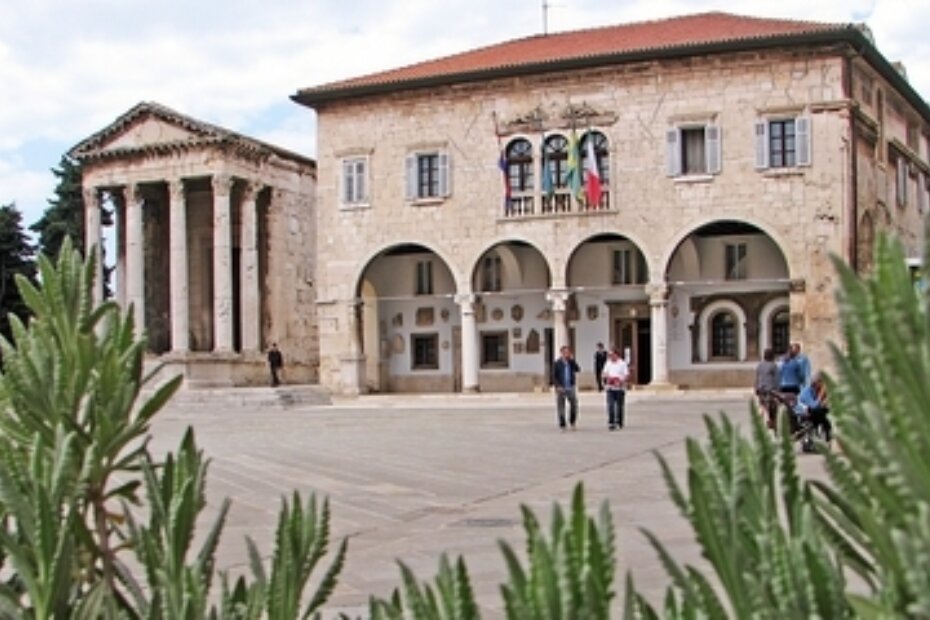 Komunalna palača (E. STRENJA)