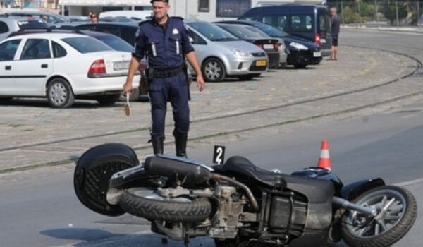 Motociklist u životnoj opasnosti