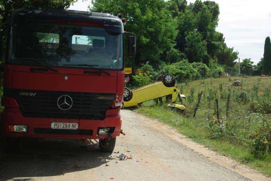 Nakon udara u kamion, "lupo" se zarotirao i prevrnuo na krov