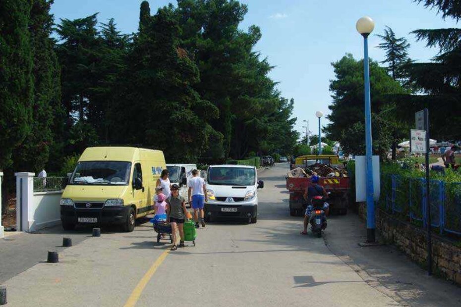 Kamioni i kombi vozila u kolovozu u strogo turističkoj i rekreativnoj zoni