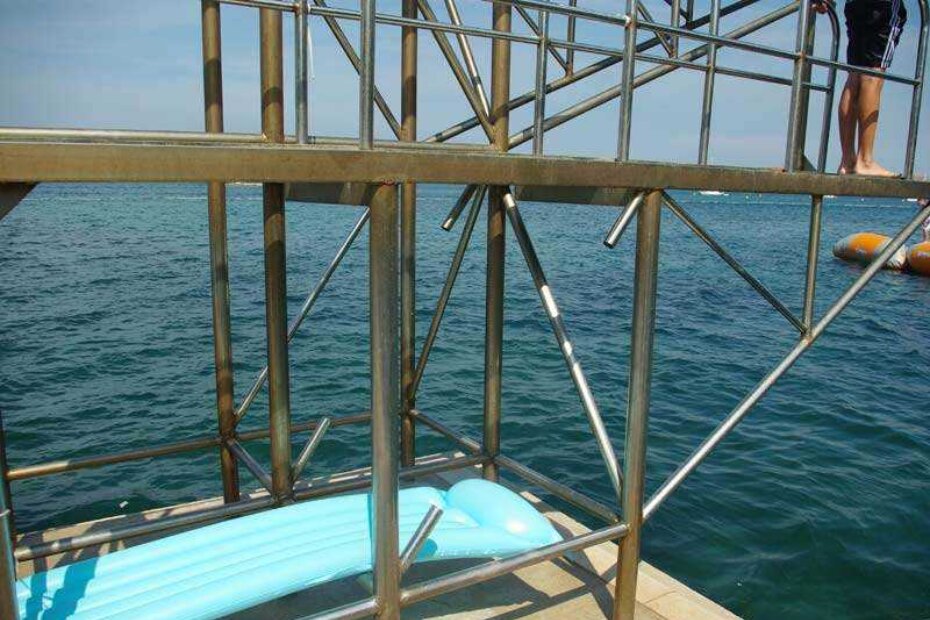 Prepiljene cijevi ostavljene su već mjesec dana