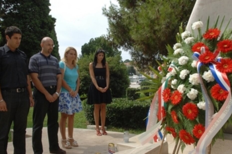 Vijence su na spomenik braniteljima u Puli položili predstavnici Mladeži HDZ-a i Grada Pule (D. Me.)