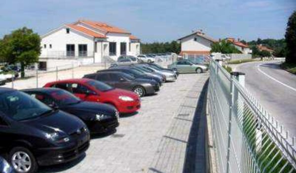Opljačkao autosalon i odvezao se u autu