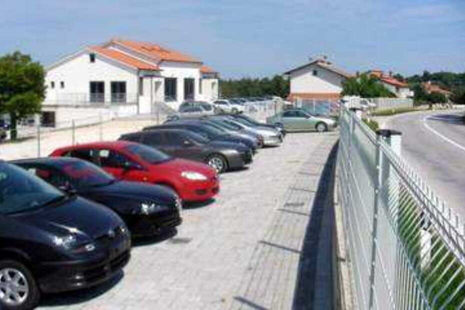 Opljačkani salon (A. D.)